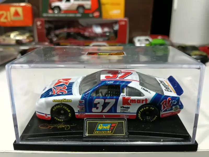 Auto de colección Revell NASCAR #37 - 1