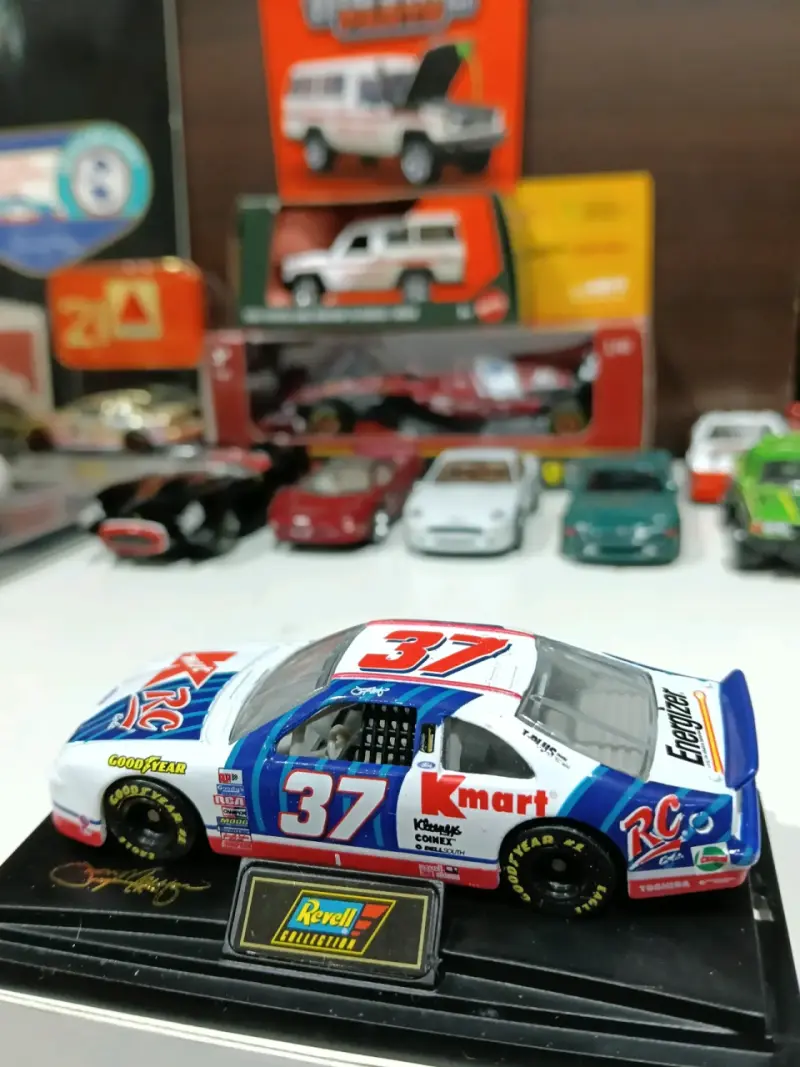 Auto de colección Revell NASCAR #37 - 2
