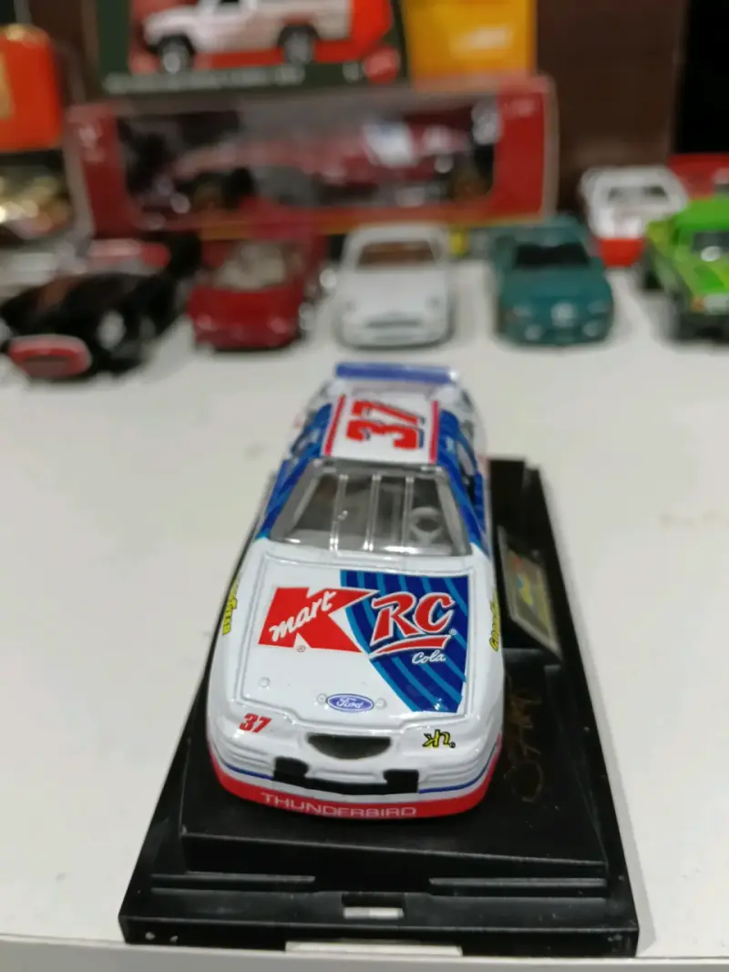 Auto de colección Revell NASCAR #37 - 3