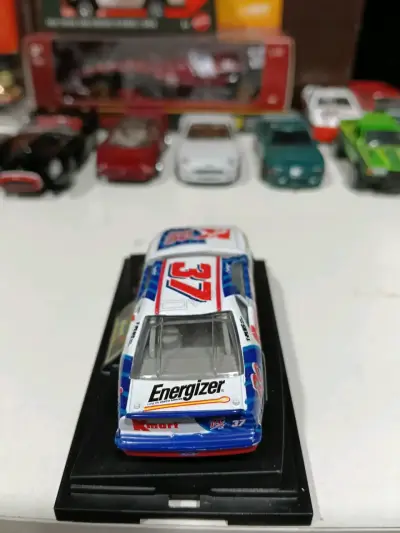 Auto de colección Revell NASCAR #37 - miniatura 4