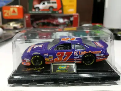 Auto de colección Revell NASCAR #37 - miniatura 1