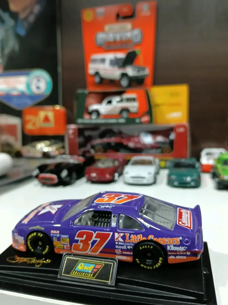 Auto de colección Revell NASCAR #37 - 2