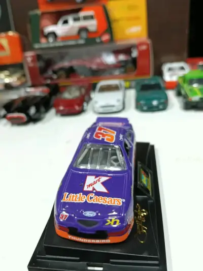 Auto de colección Revell NASCAR #37 - miniatura 3