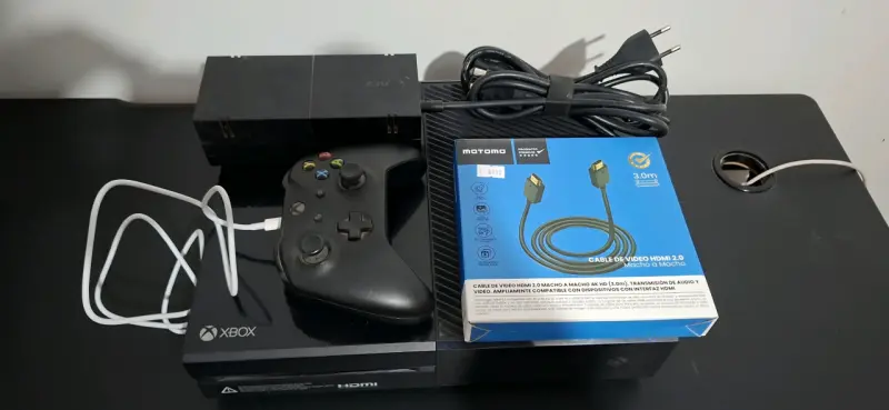 Consola Xbox One con control y cables