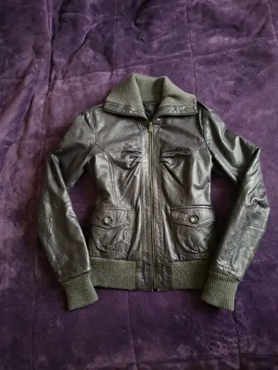 Chaqueta de cuero morada para mujer - miniatura 1