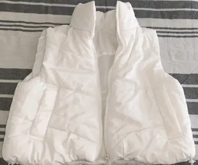 Chaleco acolchado blanco sin mangas - miniatura 1