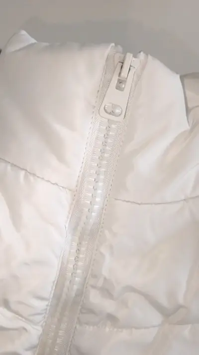 Chaleco acolchado blanco sin mangas - miniatura 4