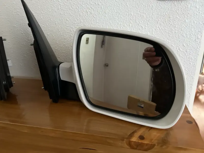 Espejo retrovisor lateral para auto blanco - 1