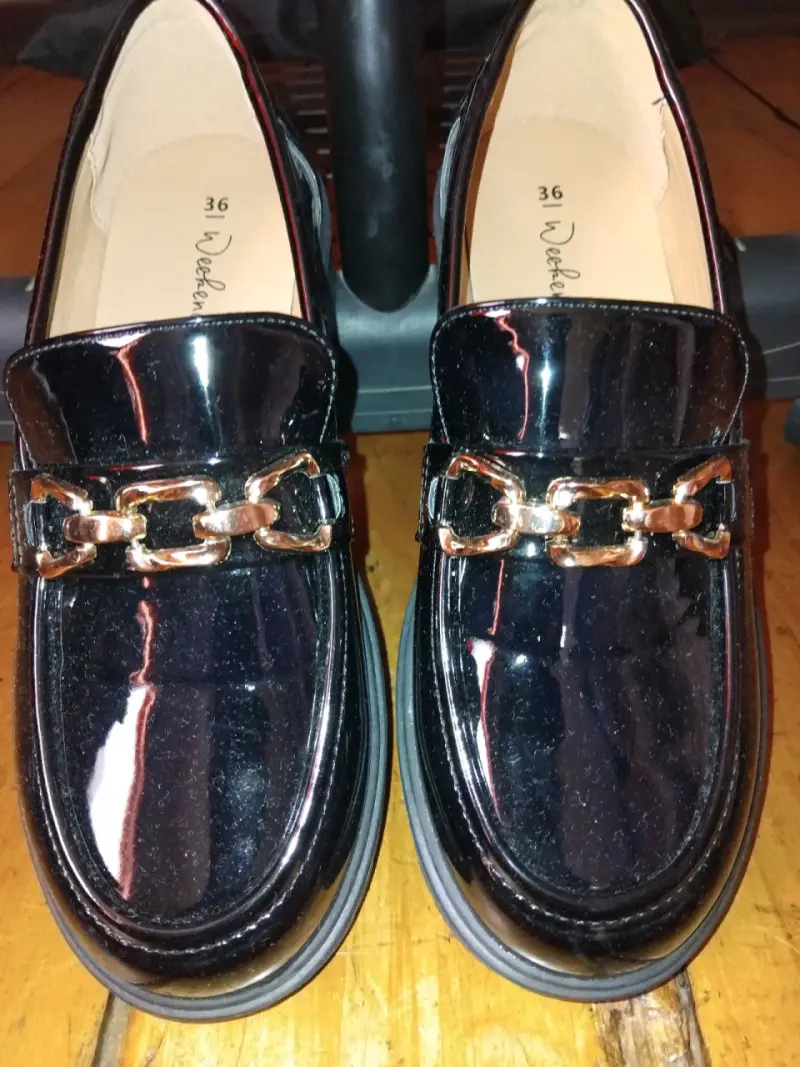 Mocasines negros de charol con cadena