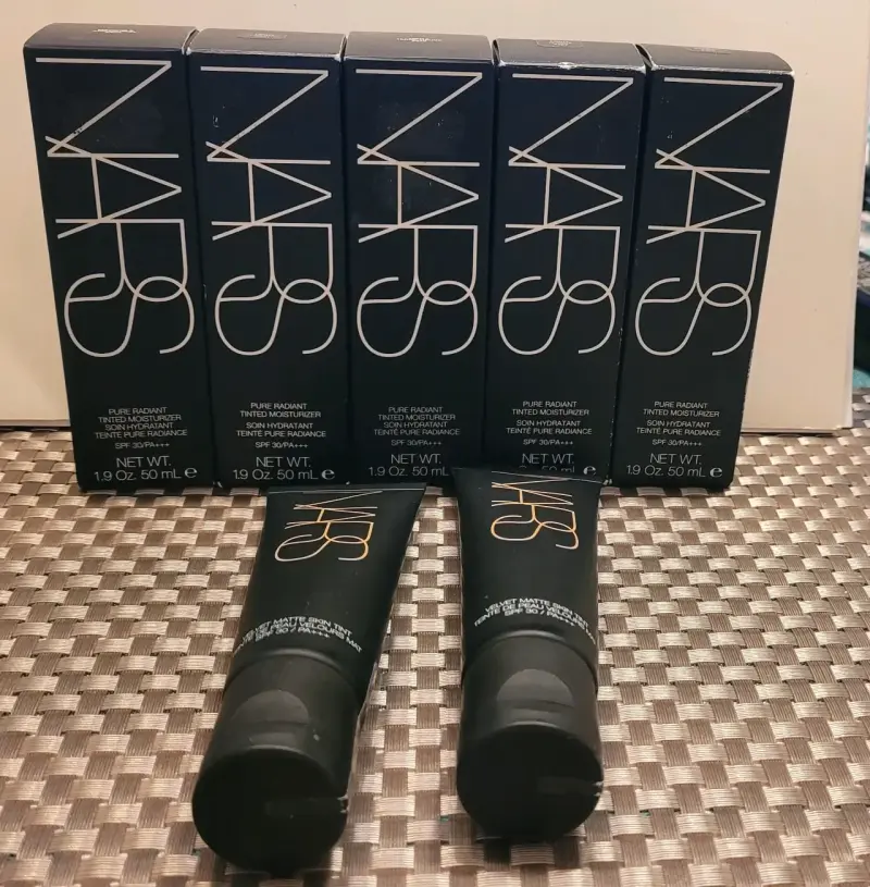 Hidratante con color NARS Pure Radiant SPF 30 - 1