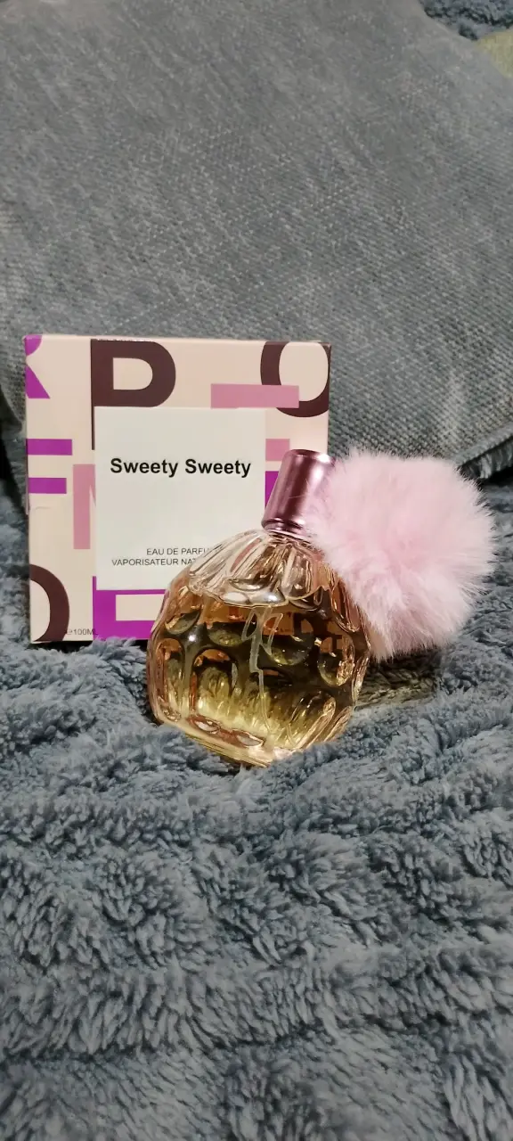 Perfume con pompón rosa