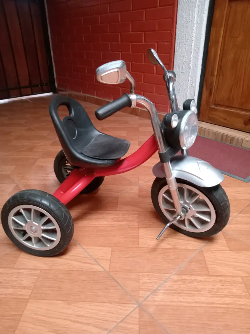 Triciclo infantil rojo con diseño de moto - 1