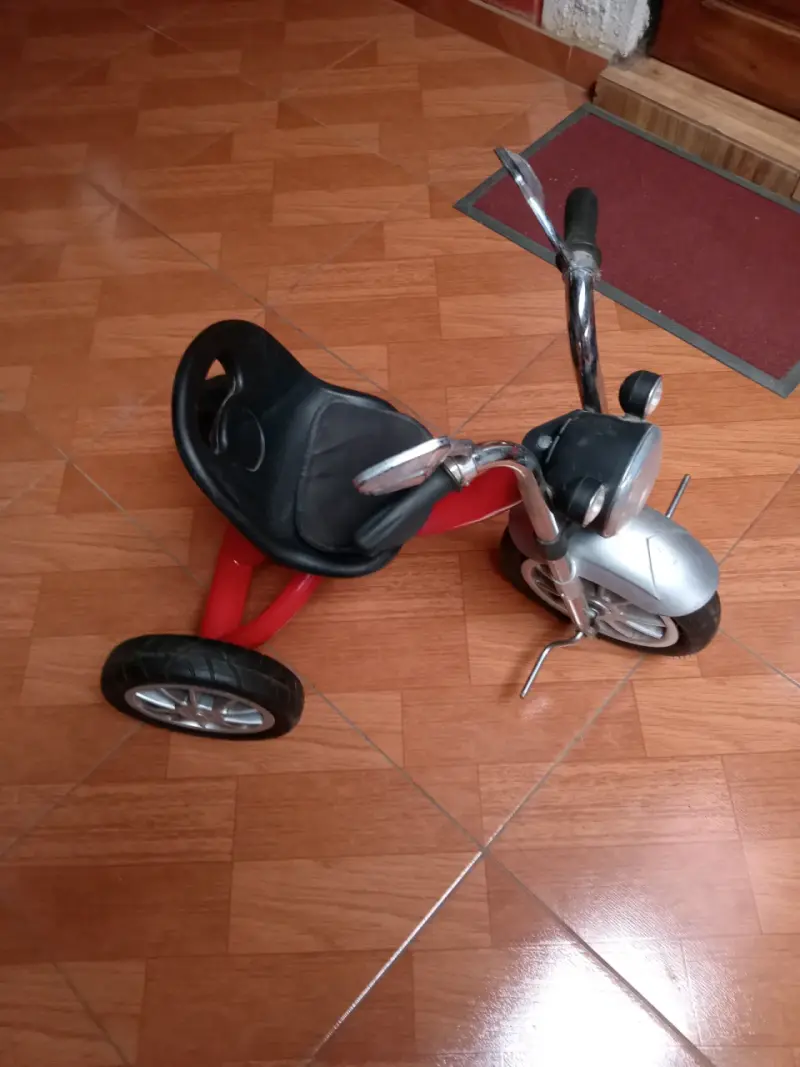 Triciclo infantil rojo con diseño de moto - 2