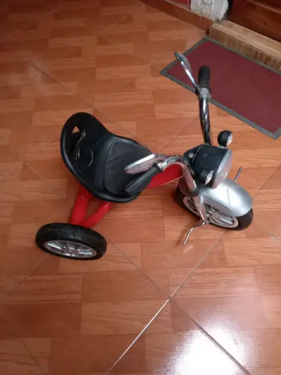 Triciclo infantil rojo con diseño de moto - miniatura 2