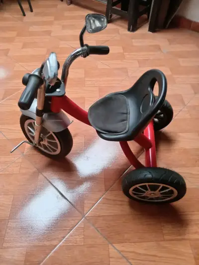 Triciclo infantil rojo con diseño de moto - miniatura 3