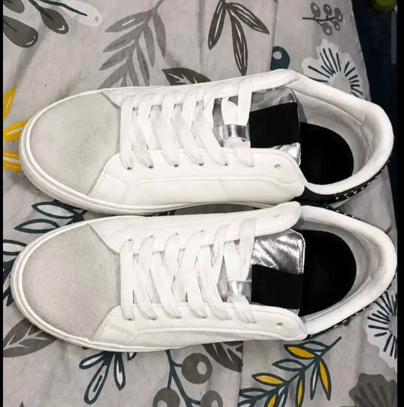 Zapatillas blancas de cuero con detalles negros - 1