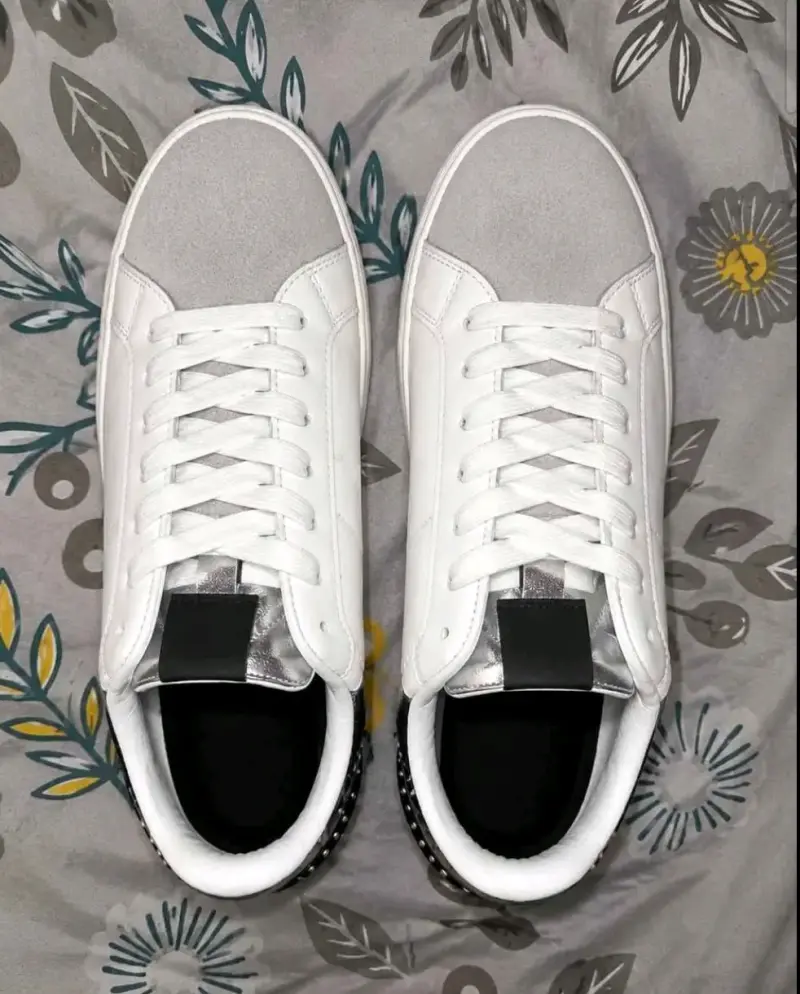 Zapatillas blancas de cuero con detalles negros - 2