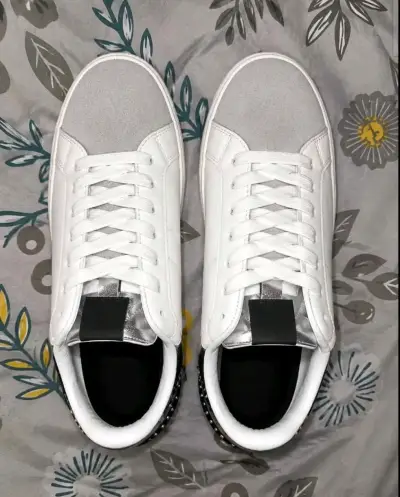 Zapatillas blancas de cuero con detalles negros - miniatura 2