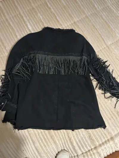 Chaqueta negra con flecos y tachuelas - miniatura 1