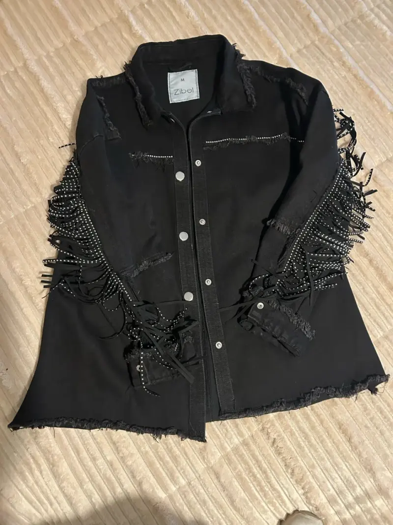 Chaqueta negra con flecos y tachuelas - 2