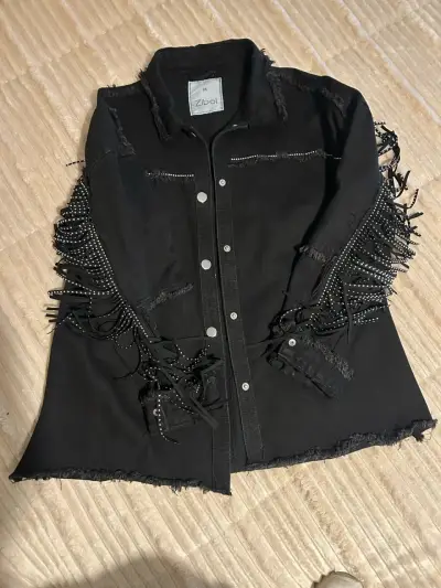 Chaqueta negra con flecos y tachuelas - miniatura 2