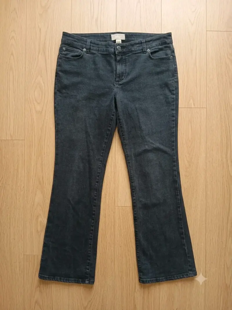 Jeans negros de mujer estilo bootcut - 1