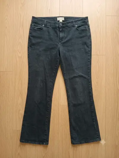 Jeans negros de mujer estilo bootcut - miniatura 1
