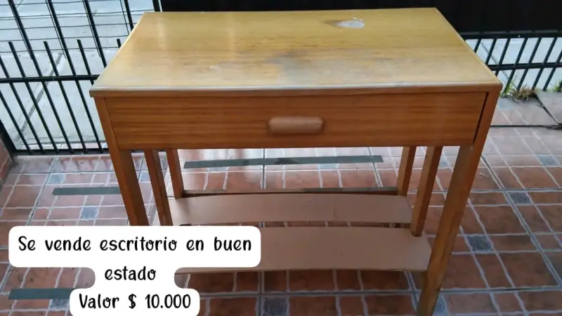 Escritorio de madera en buen estado