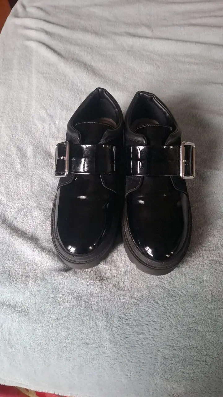 Zapatos negros de charol con hebilla - 1