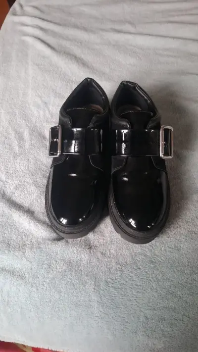 Zapatos negros de charol con hebilla - miniatura 1