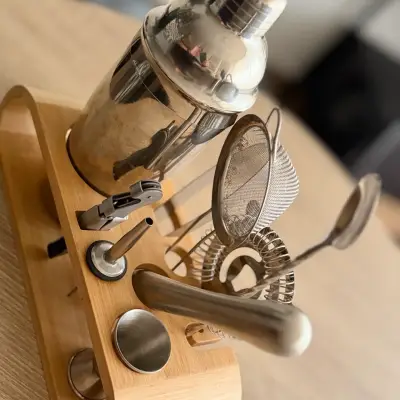 Set de coctelería de acero inoxidable con base de madera - miniatura 1