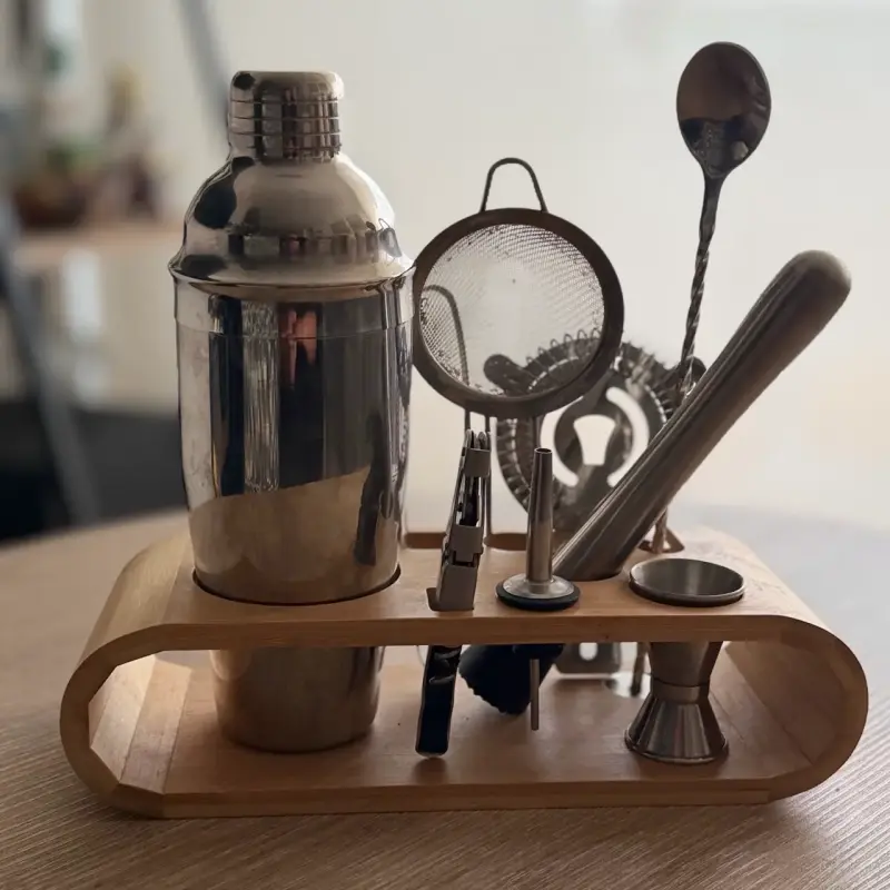 Set de coctelería de acero inoxidable con base de madera - 2