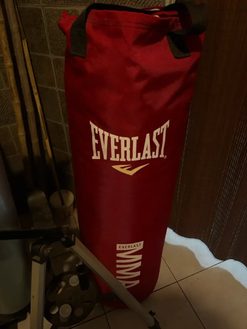 Saco de boxeo Everlast rojo para MMA