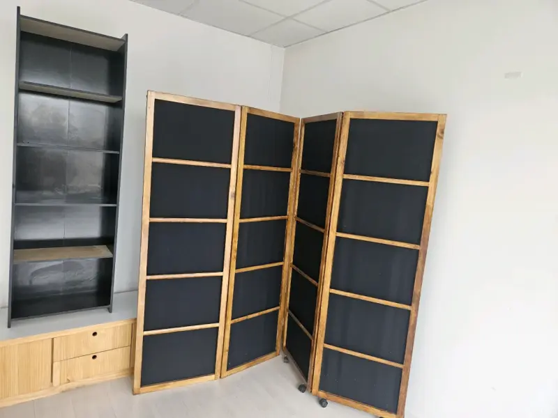 Biombo de madera plegable con paneles oscuros - 1