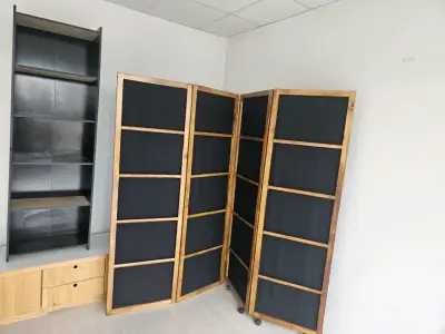 Biombo de madera plegable con paneles oscuros - miniatura 1