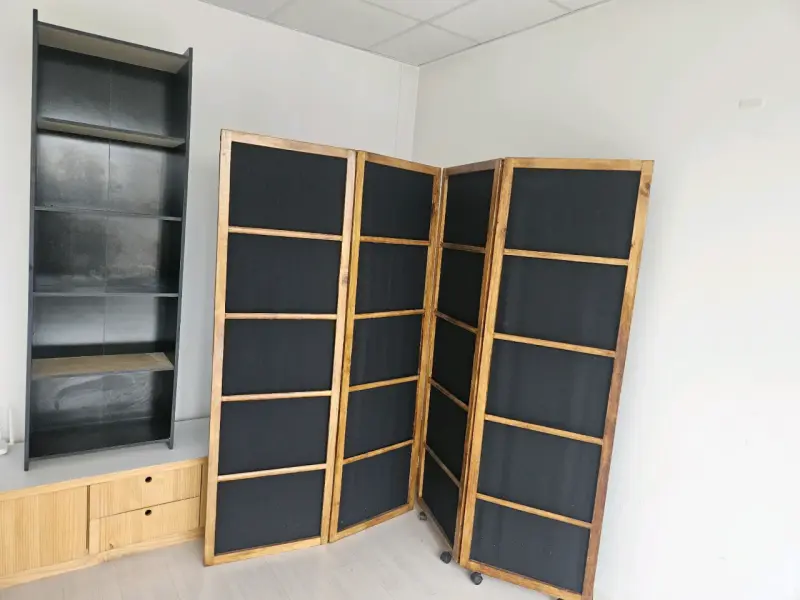 Biombo de madera plegable con paneles oscuros - 2