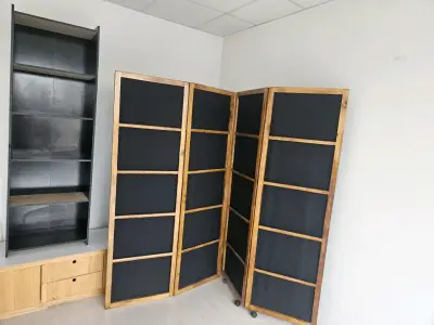 Biombo de madera plegable con paneles oscuros - miniatura 3