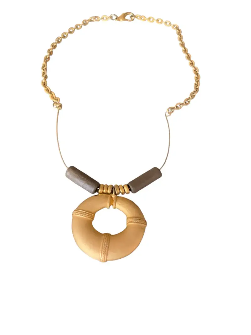 Collar dorado y madera con dije circular elegante - 1