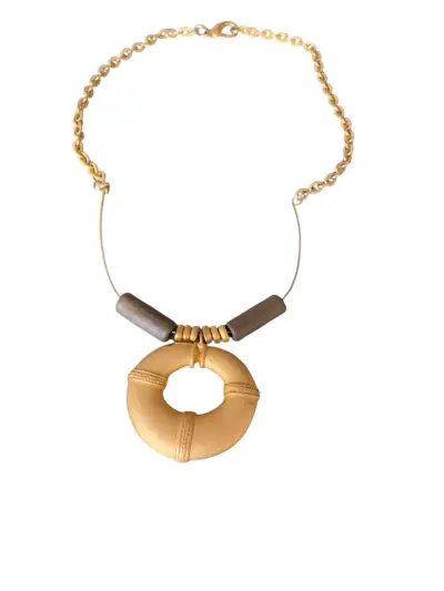 Collar dorado y madera con dije circular elegante - miniatura 1