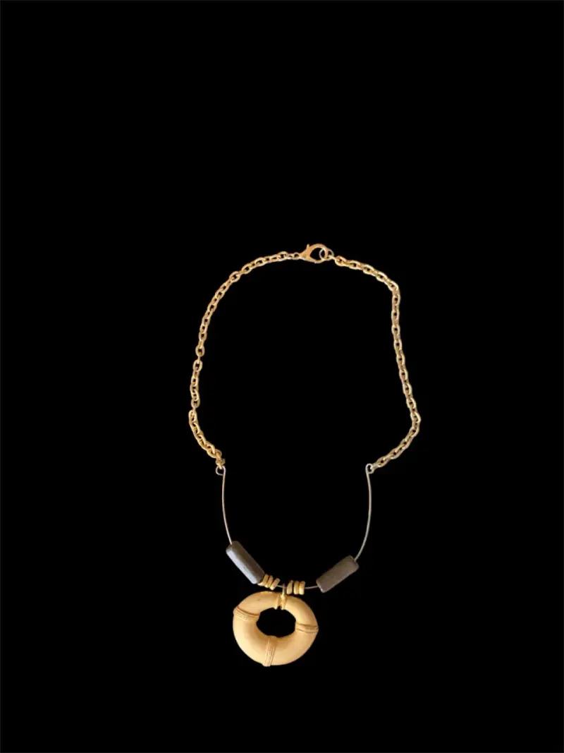 Collar dorado y madera con dije circular elegante - 2