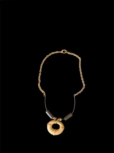 Collar dorado y madera con dije circular elegante - miniatura 2