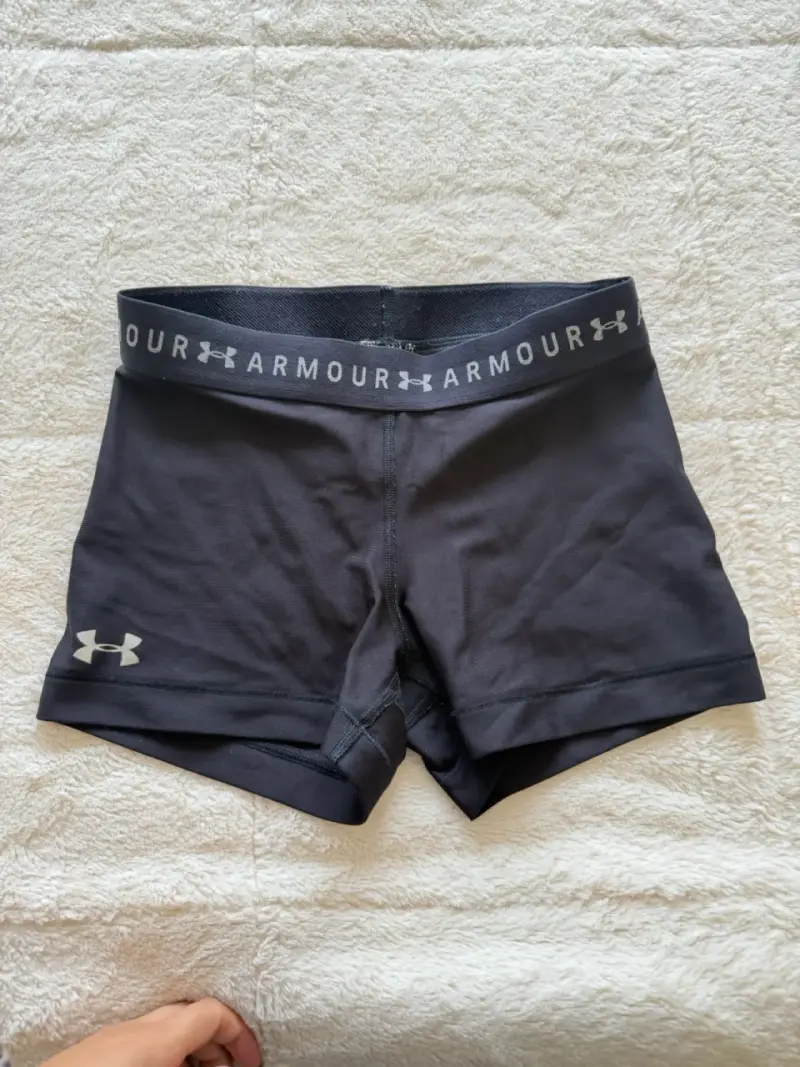 Shorts deportivos Under Armour negros - 1