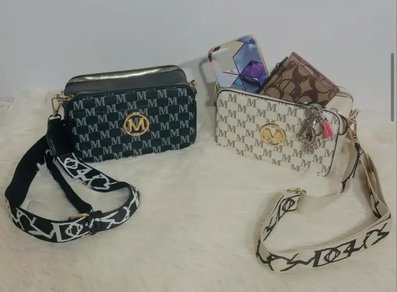 Set de carteras cruzadas con diseño monograma