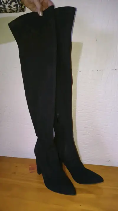 Botas negras de tacón alto hasta la rodilla - miniatura 1