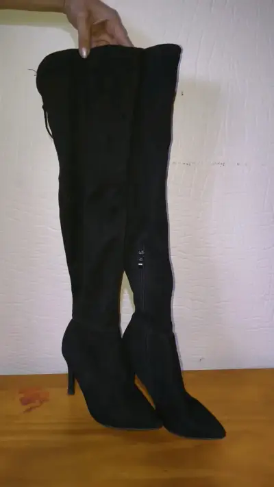 Botas negras de tacón alto para mujer - miniatura 1