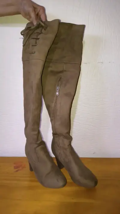 Botas altas de gamuza marrón con tacón - miniatura 1