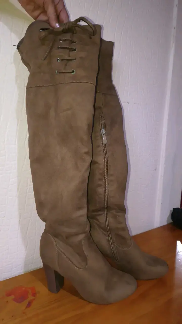Botas altas de gamuza marrón con tacón - 2