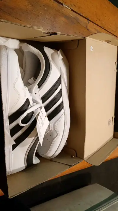 Zapatillas deportivas blancas con franjas negras - miniatura 1