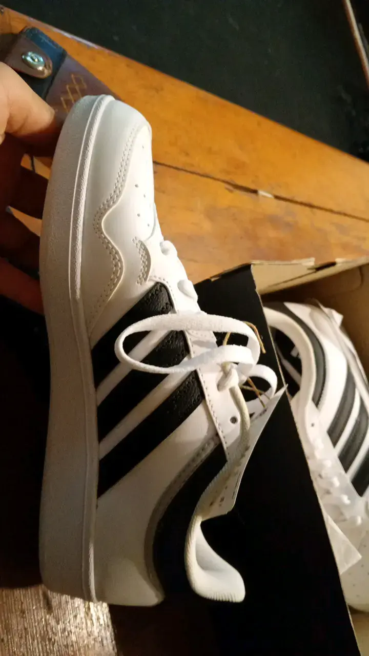 Zapatillas deportivas blancas con franjas negras - 2