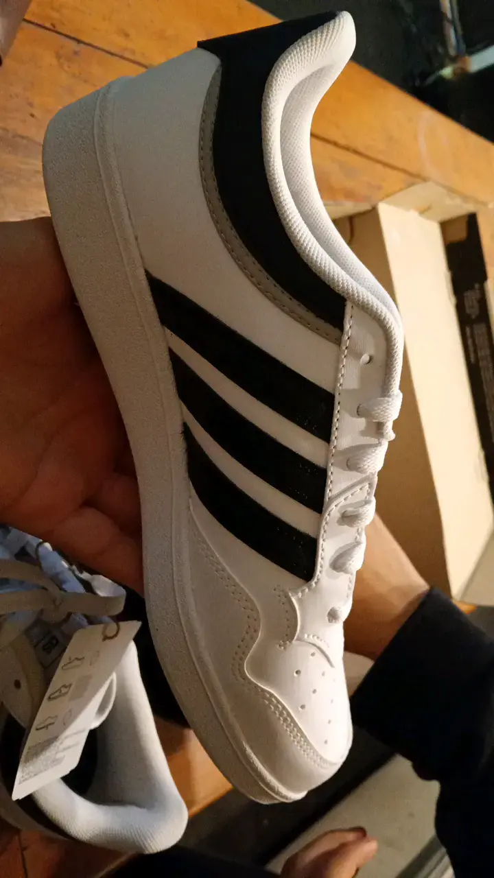 Zapatillas deportivas blancas con franjas negras - 3